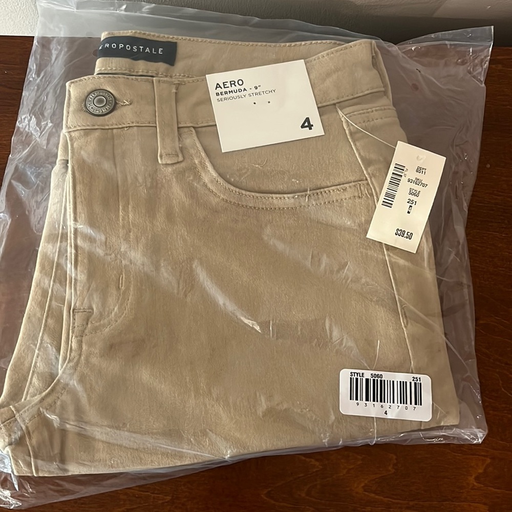 BRAND NEW Aeropostale Khaki Shorts size 4
